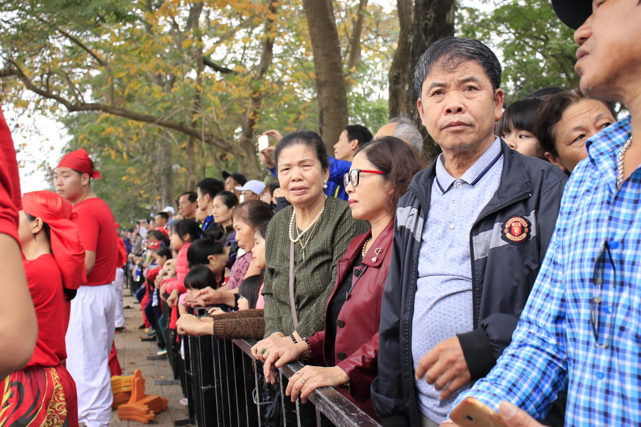 Sôi động lễ hội bơi chải thuyền rồng trên hồ Tây